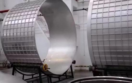 俄国防部展示部分“萨尔马特”导弹弹体零件