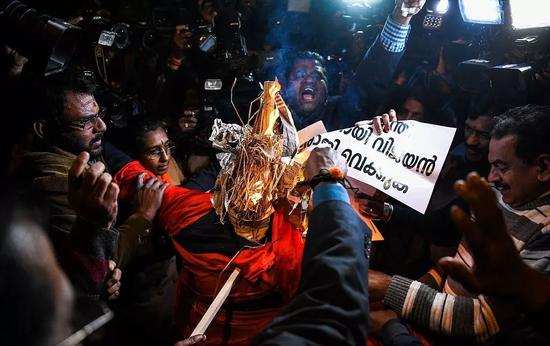 　　▲当地时间2019年1月3日，印度新德里，民众抗议政府允许两名女性进入萨巴里马拉神庙。&nbsp; 图片来源： 视觉中国