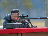 金正恩向主要领导干部赠送新一代狙击步枪