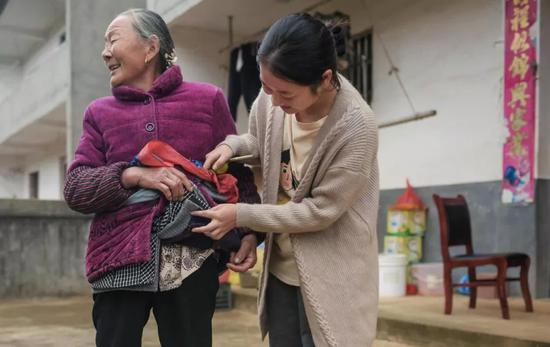 穿7件衣服的老奶奶。受访者供图