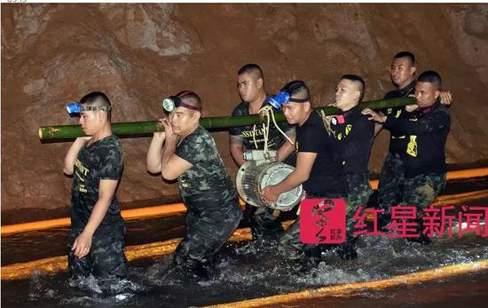 ▲泰国士兵扛着装备进入洞穴 &nbsp;图据《卫报》