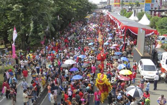 在印尼也会有“舞龙舞狮”这样的中国传统活动（图片来自香港《南华早报》网站）