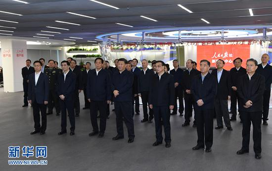 　　1月25日，中共中央政治局在人民日报社就全媒体时代和媒体融合发展举行第十二次集体学习。这是习近平、李克强、栗战书、汪洋、王沪宁、赵乐际、韩正等在人民日报新媒体中心听取报社微博、微信公众号、客户端建设情况汇报，并观看新媒体产品展示。 新华社记者 饶爱民 摄