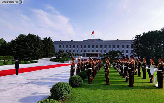 △劳动党中央本部。军乐团正在迎候习近平总书记夫妇。（央视记者李铮拍摄）