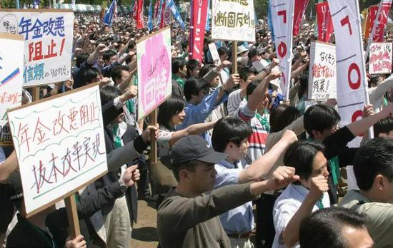 2004年，日本养老金改革提案发布后，超过十万人走上街头游行。图/视觉中国
