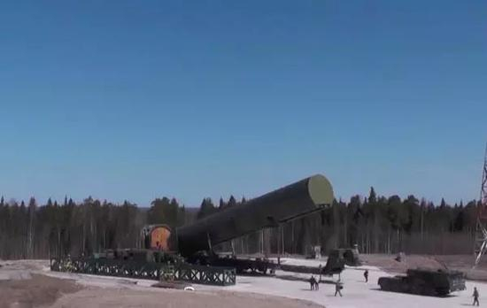 “萨尔马特”液体燃料洲际导弹和R-36M2导弹通用发射井，通过发射井发射