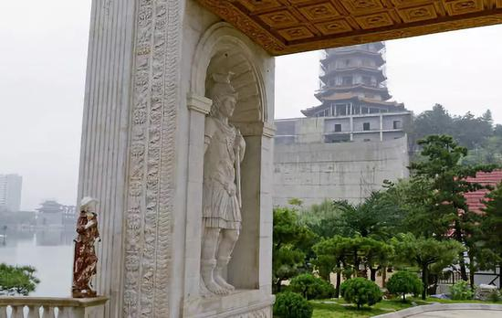 　　南校区湖水周围有人造沙滩和供旅游观光的游船， 湖岸边还设有餐厅和许多古典雕塑，前来拍摄婚纱写真的游客络绎不绝