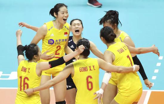 　　↑图为9月23日，中国队球员在日本札幌举行的2019年女排世界杯赛第二阶段A组循环赛对阵美国队的比赛中庆祝得分。新华社记者 杜潇逸 摄