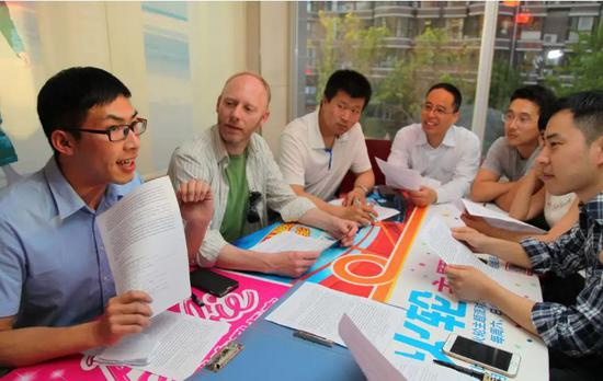 ↑这是2015年5月21日拍摄的张家口桥东区一处英语角活动现场。自北京、张家口联合申办冬奥会以来，河北张家口市内自发形成多个“英语角”，每天都有不少市民在志愿者的辅导下练习口语。这些张家口市民都有一个共同的心愿：努力学习英语，助力京张冬奥会申办。新华社记者 王晓 摄