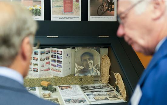 7月22日,在英国赫特福德郡哈彭登镇,人们观看何克纪念展。新华社记者 吴鲁 摄