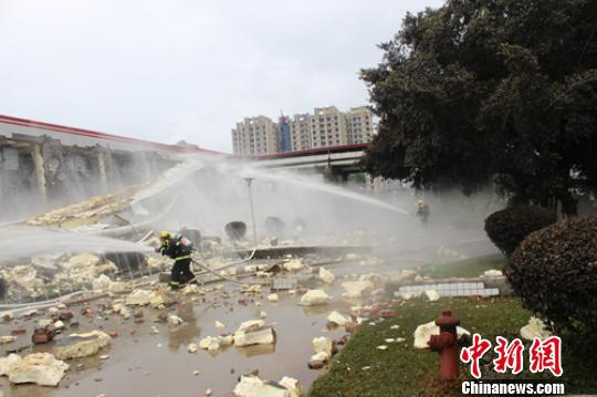 救援人员正在现场用水泄漏的氨气进行稀释。　刘忠俊 摄