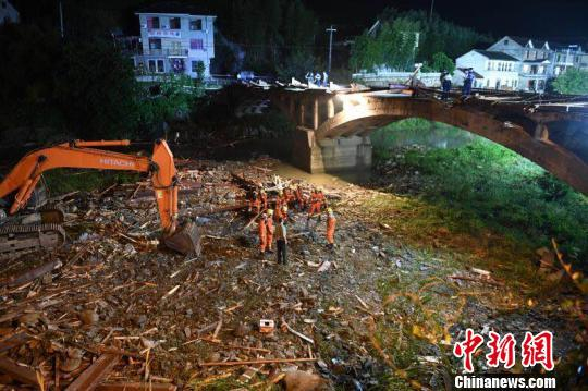 桐庐桥顶垮塌现场。　王刚 摄