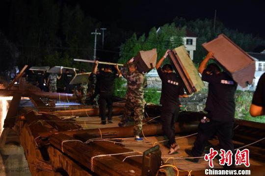 桐庐桥顶垮塌现场。　王刚 摄