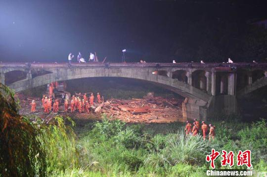 桐庐桥顶垮塌现场。　王刚 摄