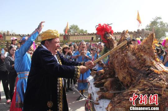 莫明·吾甫尔分割驼肉。　李昂 摄