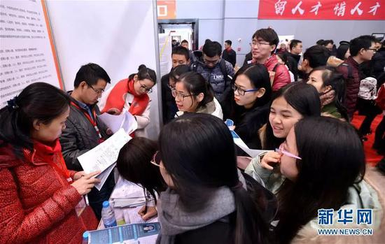 资料图：学生在招聘会上咨询信息。新华社记者 刘潇 摄