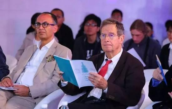 △来张正面高清大图，右边这位就是胡安·布斯盖兹