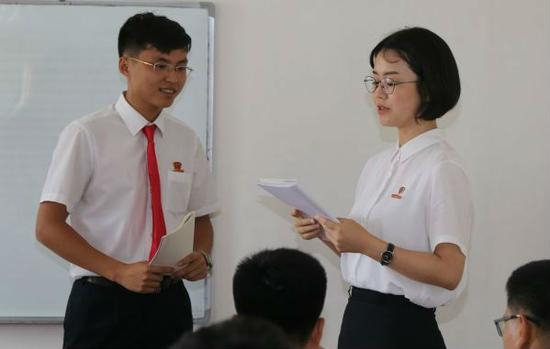 　　7月13日，平壤外国语大学中文系学生洪俊赫（左）和金柳京在听力课上进行汉语情景对话。（程大雨 摄）