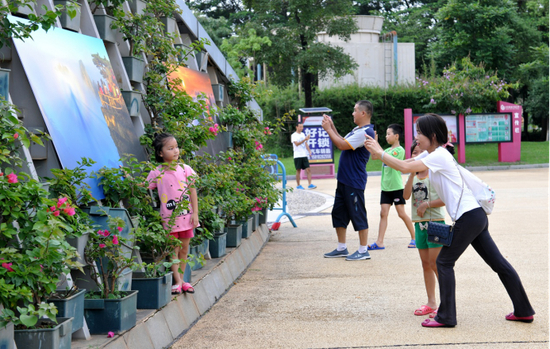 精彩的展览，吸引了众多观展人