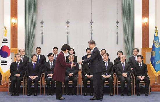 　　2020年1月2日，韩国总统文在寅任命执政党国会议员秋美爱为新任法务部长官。图为文在寅（前排右）为秋美爱（前排左）授予任命状。图/青瓦台