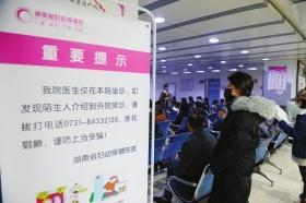 12月27日下午，湖南省妇幼保健院，21岁女主播彭丽（化名）正在蹲守医托。图/本报记者