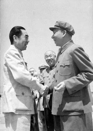 周恩来与刘少奇（图片来自网络）