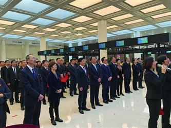 　　昨日上午，在沈阳市政务服务中心，300余名公职人员共同发起“营商环境从我做起”的倡议。　辽沈晚报、聊沈客户端记者　兰晓玉　摄