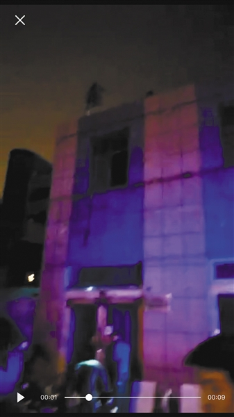 欧某安装广告牌的位置，梯子被城管收走后，他顺着绳子向下滑时不慎坠落。