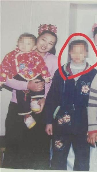 　　2006年春天，汤母抱着小儿子与女儿汤兰兰合影。当日是汤兰兰的叔叔汤纪彬的婚礼，两年后，汤兰兰举报汤纪彬对其强奸。&nbsp;受访当事人供图