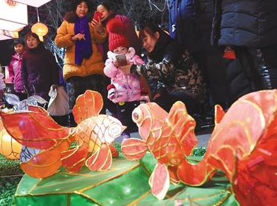 昨日，北京朝阳区高碑店举办的元宵灯会上，村民们看表演、赏花灯、猜灯谜、闹元宵，灯会将持续到正月十五。新华社发