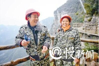 工作完成，吴贵生点上一支烟，夫妻俩笑着聊起来。