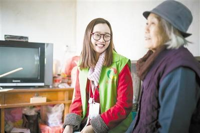 番禺区小谷围街家庭综合服务中心的社工陈姑娘正在陪玲姨聊天。