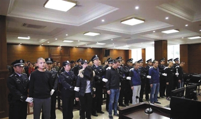 　　2016年8月，广东揭阳一准大学生遭遇电信诈骗，被骗9800元，留下遗书后自杀。昨日，该案一审宣判，7名被告人被判刑，其中主犯被判无期徒刑。图/揭阳中院