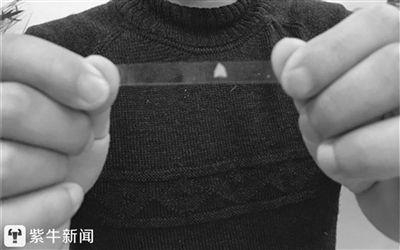 ↑工作人员展示使用的是最普通的胶带