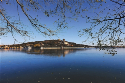 　　11月30日，初冬的颐和园西堤，景色宜人。环保部公布的数据显示，北京11月PM2.5的平均浓度为近五年来历史同期最低。图/视觉中国