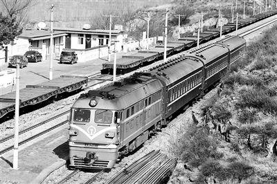 8171/8172次列车已运行近25年，目前只有3节车厢 供图/视觉中国