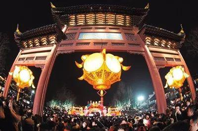 ▲游客在南京夫子庙景区“天下文枢”牌坊前赏灯游览。 图/新华社