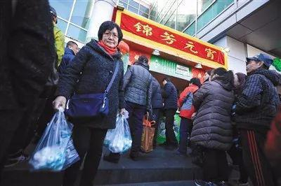 ▲磁器口锦芳元宵外卖点，买元宵的队伍绵延了数百米。 图/新京报