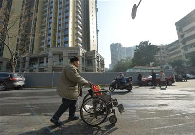 老伴去世后，陈光国上街或者住院都会推着一个空空的轮椅。