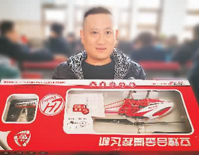 张红元给儿子带了大飞机模型。