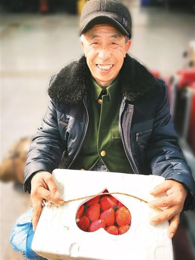 赵崇武带着自己种的草莓去河北涿州儿子家过年。