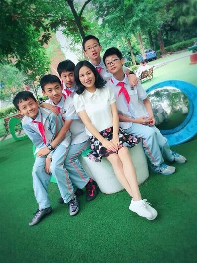 鲁老师和往届学生。成都商报 图