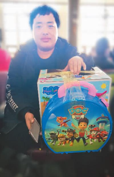 吉林省四平市的邢野给女儿带了玩具。