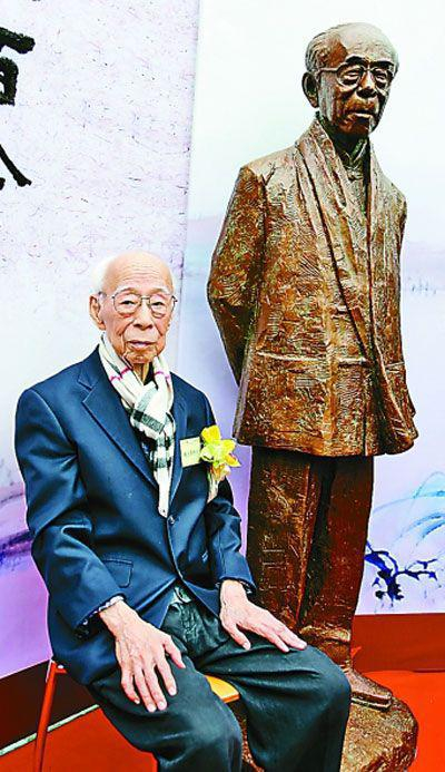 饶宗颐出席其铜像揭幕暨“艺聚西泠”展览开幕典礼（2012年12月14日摄）。新华社发