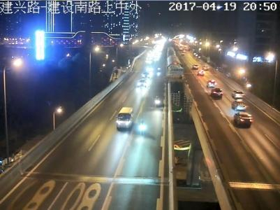 三辆摩托在二环高架上侵走BRT车道。