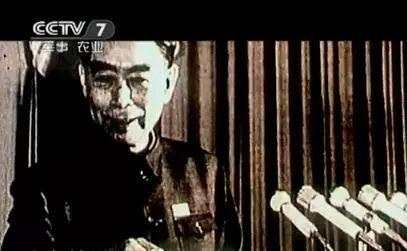周总理宣布“东方红一号”卫星发射成功。