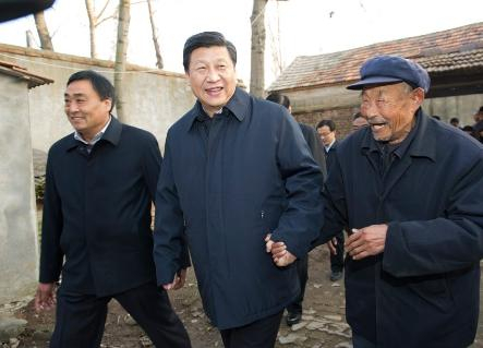 　　2013年11月24日至28日，习近平在山东考察。这是25日下午，习近平在地处沂蒙老区的临沭县曹庄镇朱村亲切地拉着83岁的“老支前”王克昌的手去他家看望。（图片来源：新华网）