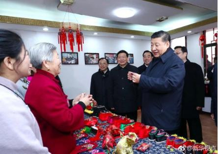 　　2017年12月12日下午，习近平来到江苏徐州马庄村，看到村民们手工制作的特色香包，连连称赞“真不错”“很精致”。（图片来源：新华网）