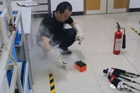 消防进行电瓶车短路试验。消防供图