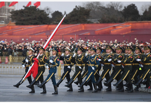 　　1月1日晨，北京天安门广场举行隆重的升国旗仪式，这是由人民解放军担负国旗护卫任务后，首次举行的升旗仪式。新华社